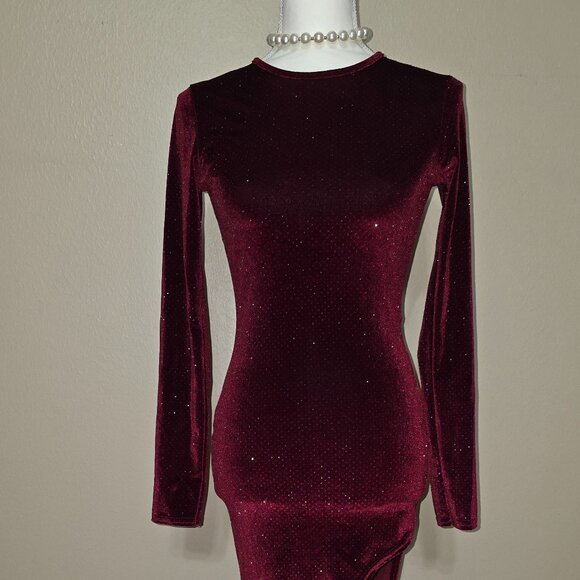 PrettyLittleThing Burgundy Velvet Maxi Dress – Size 8UK (US 4 / EU 34) - Picture 2 of 6